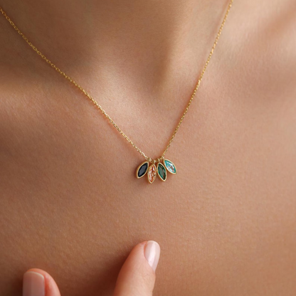 Blomblads­halsband med födelsesten