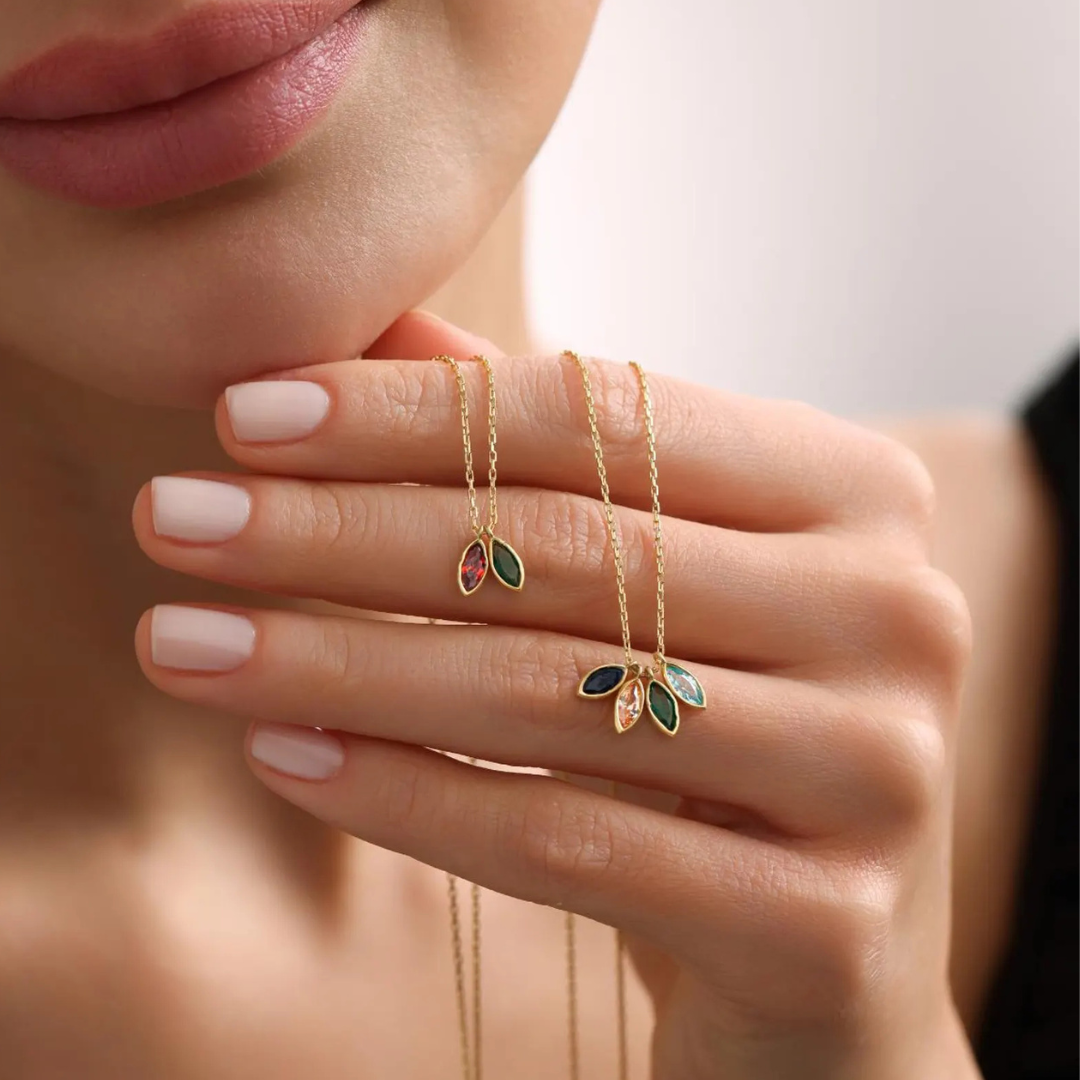 Blomblads­halsband med födelsesten