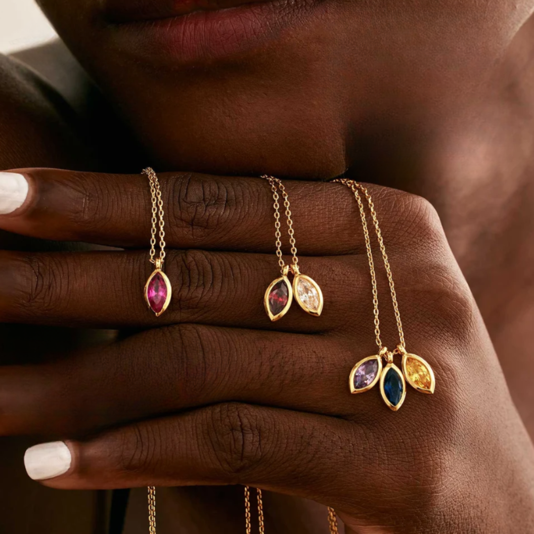 Blomblads­halsband med födelsesten