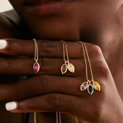 Blomblads­halsband med födelsesten