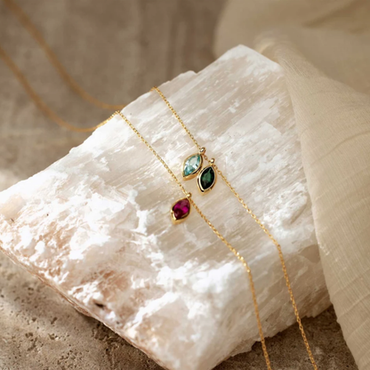 Blomblads­halsband med födelsesten